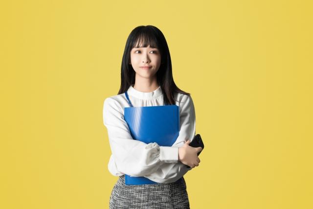 悩む女性の画像