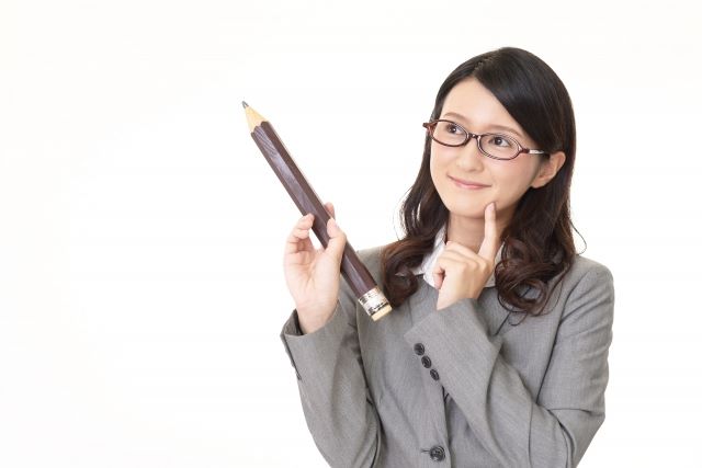 ポイントを解説する女性