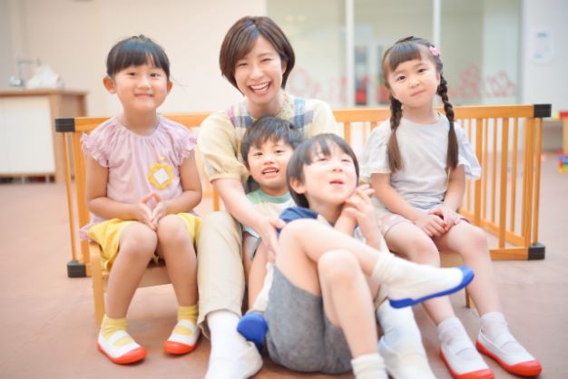 保育士が療育をするメリットとは？発達支援との違いや必要資格・仕事内容なども徹底解説
