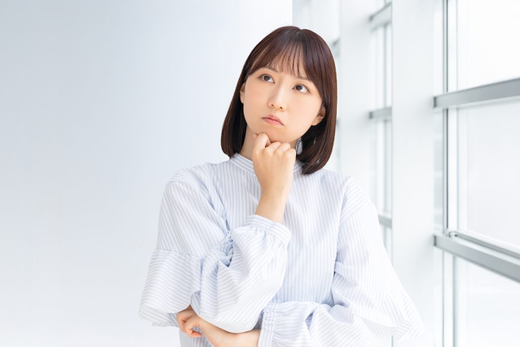 考えている女性
