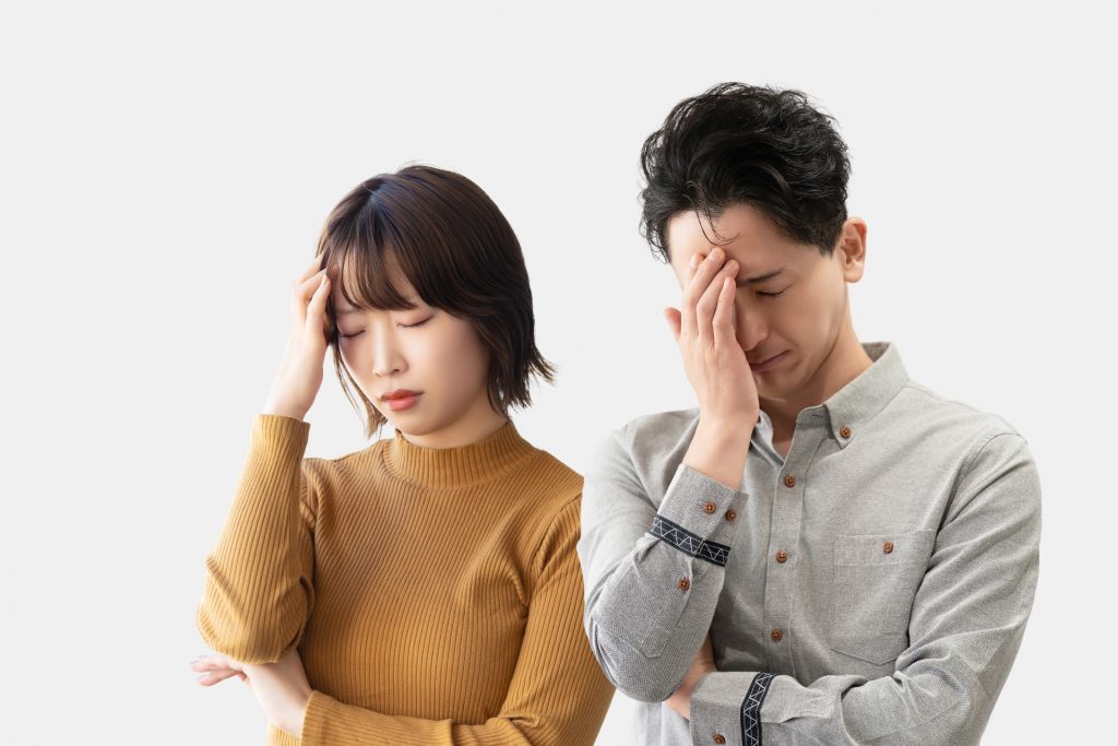 悩んでいる男女