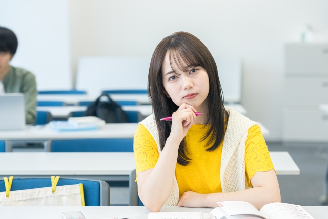 悩む女性