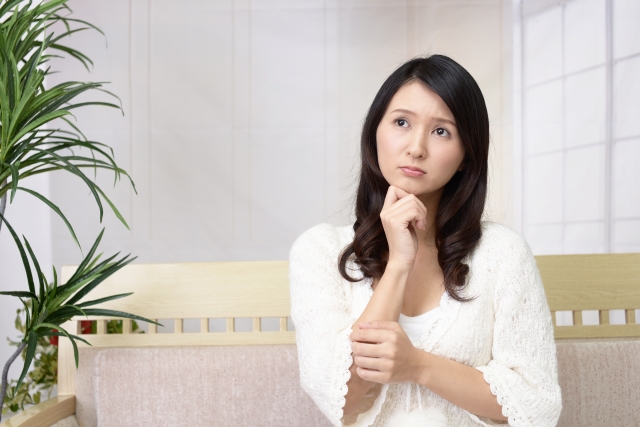 考えている女性のイメージ