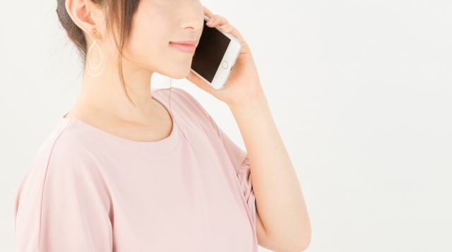 電話する女性のイメージ